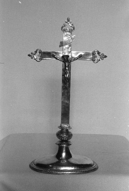 Croix d'autel, église paroissiale de la Nativité de la Vierge (Les Fougerêts)