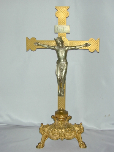 Garniture d'autel : ensemble d'une croix d'autel et de 4 chandeliers