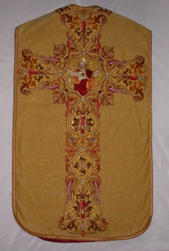 Ornement doré 1 : chasuble, bourse de corporal, étole, manipule, voile de calice