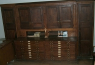 Meubles de sacristie : chasublier, 4 placards