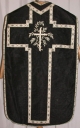 Ornement noir 1 : chasuble, bourse de corporal, étole, manipule, voile de calice