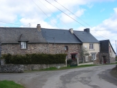 Alignement de trois maisons, le Chatenay (Orgères)