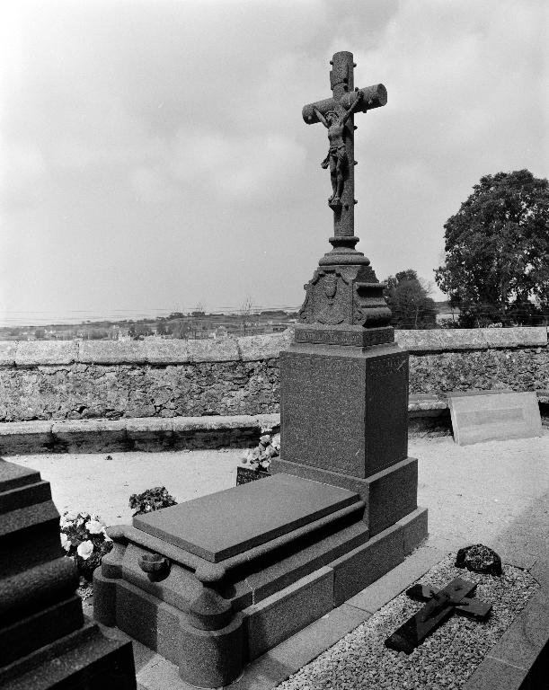 Tombeau de l'abbé Alexandre Le Goff, cimetière non étudié (Tréflez)