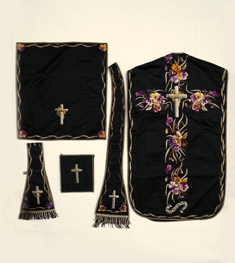 Ornement noir 6 : chasuble, manipule, bourse de corporal, étole, voile de calice (Maure-de-Bretagne fusionnée en Val d'Anast en 2017)