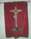 Bannière de procession de paroisse : Vierge à l'Enfant, Christ en croix