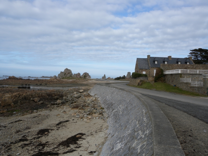 Mur de soutènement : digue de Pors Scaff (Plougrescant)
