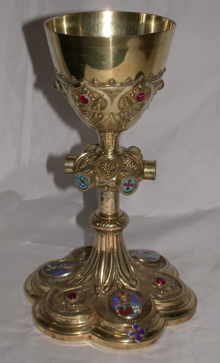 Chapelle d'orfèvrerie : calice, patène, 2 burettes et leur plateau, clochette dans leur boîte