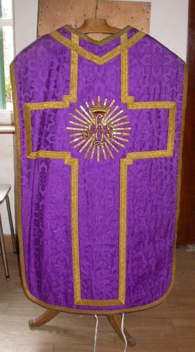 Ornement violet : chasuble, étole et voile de calice