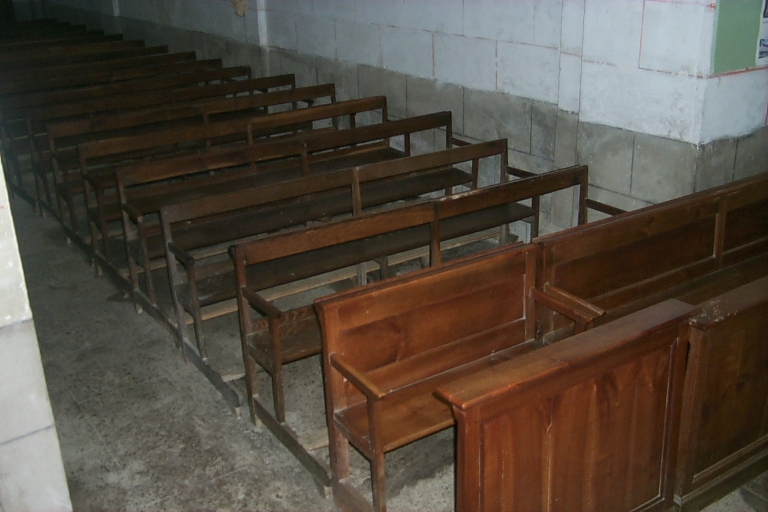 Ensemble de 35 bancs de fidèles