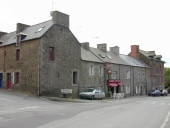 Alignement de maisons, 9 à 17 rue du Général de Gaulle ; 2 à 4 rue de l' Abbé Bedel (Le Minihic-sur-Rance)