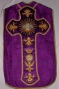 Ornement violet 1 : chasuble, bourse de corporal, étole, voile de calice
