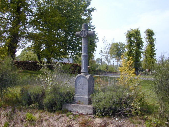 Croix de chemin, la Basse Garenne (Meillac)