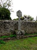 Croix monumentale, dans la cour du presbytère (Ruffiac)