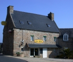 Maison, rue de la Poste ; rue des Plages (Trélévern)