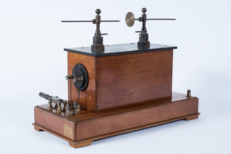 Présentation de la collection d'instruments scientifiques du lycée Émile Zola, Avenue Jean Janvier (Rennes)