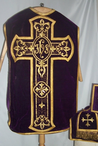 Ornement violet 1 : chasuble, étole, manipule, voile de calice, bourse de corporal
