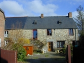 Alignement de maisons, bourg (Meillac)