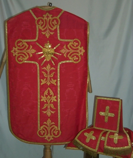 Ornement rouge 3 : chasuble, bourse de corporal, étole, voile de calice, manipule