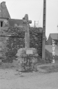 Croix de Chemin, à 200 m N. de l'église paroissiale (Motreff)