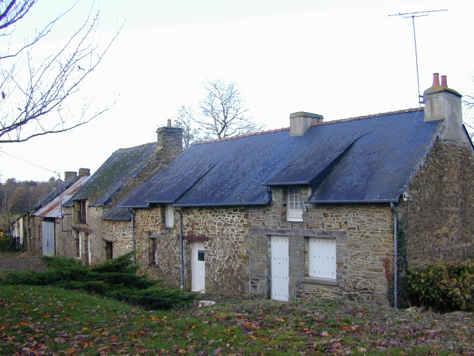 Alignement de quatre maisons, le Bois Ruard (Pipriac)