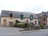 Alignement de maisons, 5 rue de la Croix Faucheux (Saint-Erblon)