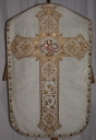 Ornement blanc 2 : chasuble, bourse de corporal, étole, manipule, voile de calice