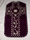Ornement violet : chasuble, étole et voile de calice