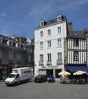 Maison, 27 place des Lices ; rue Bienheureux Pierre René Rogue (Vannes)