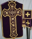 Ornement violet : chasuble, bourse de corporal, étole, voile de calice