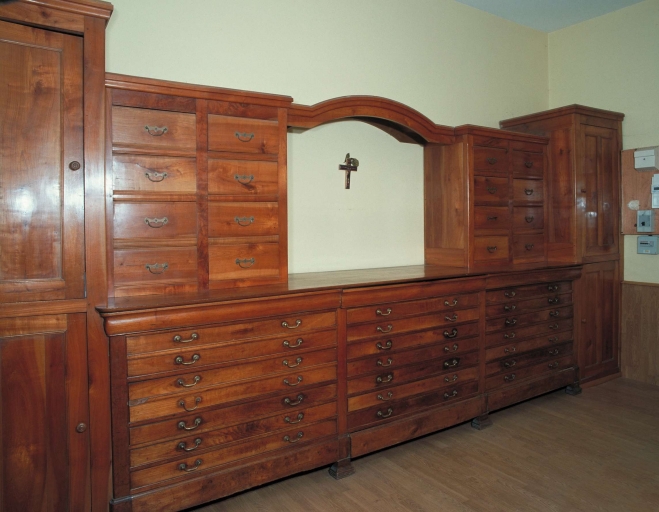 Meuble de sacristie et chasublier