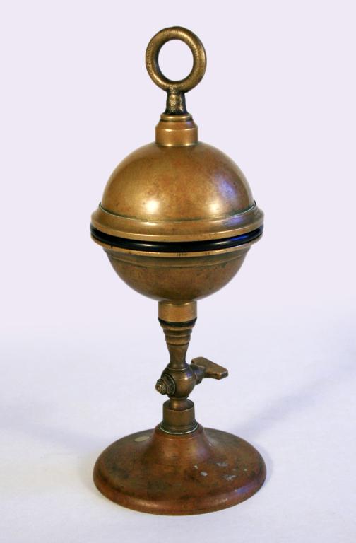 Présentation de la collection d'instruments scientifiques du lycée Émile Zola, Avenue Jean Janvier (Rennes)