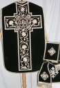 Ornement noir : chasuble, bourse de corporal, étole, manipule, voile de calice