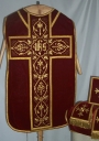 Ornement rouge 1 : chasuble, étole, manipule, voile de calice, bourse de corporal