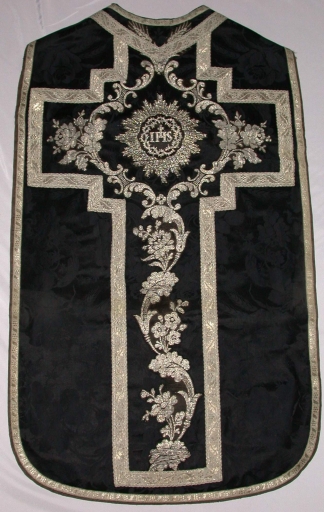 Ornement noir 2 : chasuble, étole, manipule