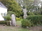 Stèle christianisée et croix de chemin, Locoal (Locoal-Mendon)