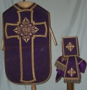 Ornement violet : chasuble, bourse de corporal, étole, manipule, voile de calice