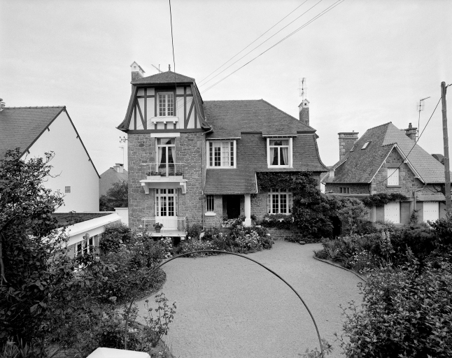 Maison de villégiature balnéaire dite le Clos Fleuri, puis Margely, 43 boulevard de la Mer ; 14 rue des Marettes (Dinard)