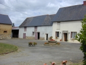 Alignement d'un manoir et d'une maison, le Bois Corbin (Mouazé)