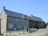 Alignement de trois maisons, Vaugarny (Meillac)