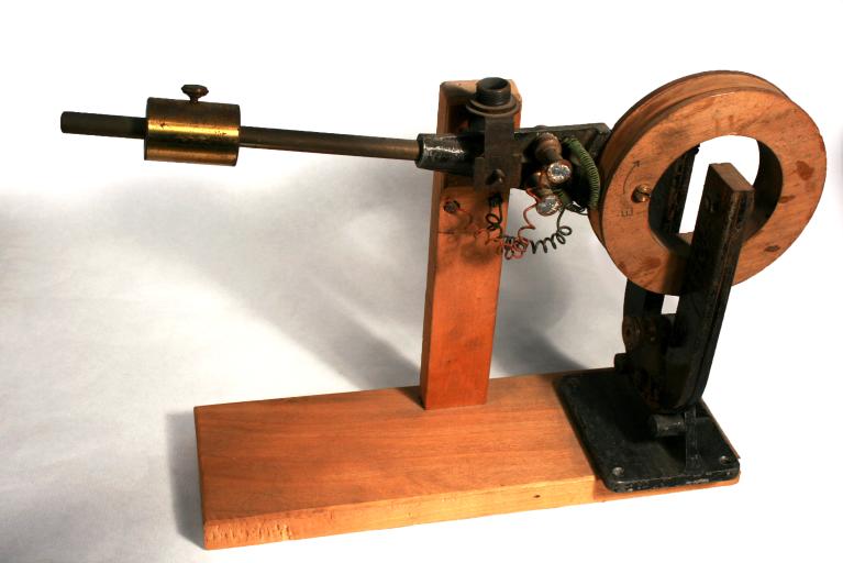 Présentation de la collection d'instruments scientifiques du lycée Émile Zola, Avenue Jean Janvier (Rennes)