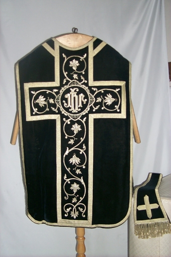 Ornement noir 1 : chasuble, étole, bourse de corporal, voile de calice