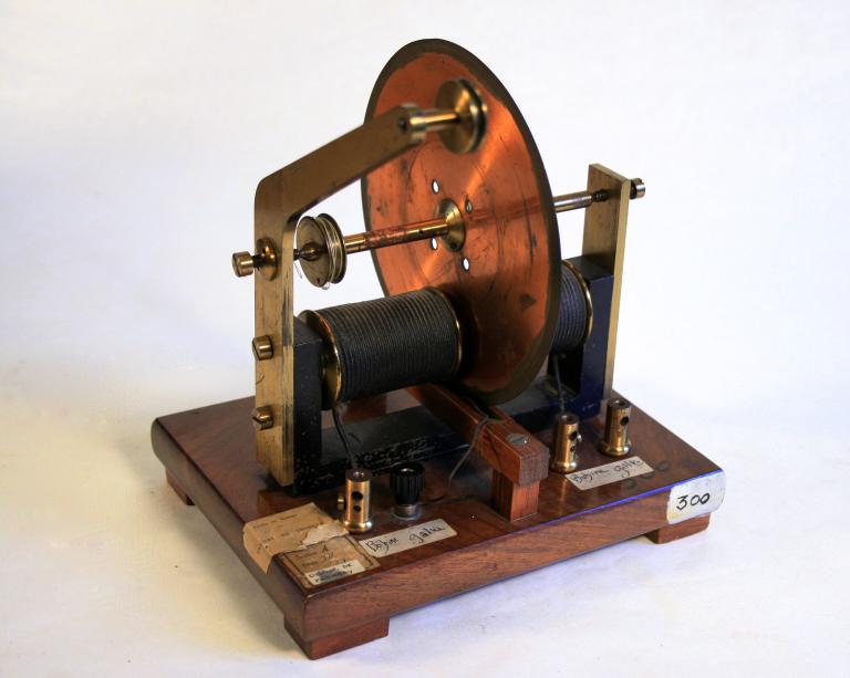 Présentation de la collection d'instruments scientifiques du lycée Émile Zola, Avenue Jean Janvier (Rennes)