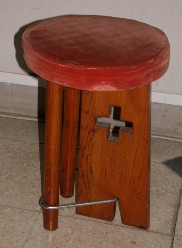 Série de 32 tabourets d'église