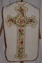 Ornement blanc 3 : chasuble, bourse de corporal, manipule