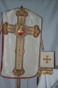 Ornement blanc 2 : chasuble, manipule, bourse du corporal