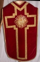 Ornement rouge 1 : chasuble, bourse de corporal, étole, manipule, voile de calice