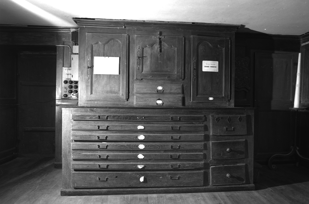 Armoire de sacristie, église paroissiale Saint-Pierre (Silfiac)