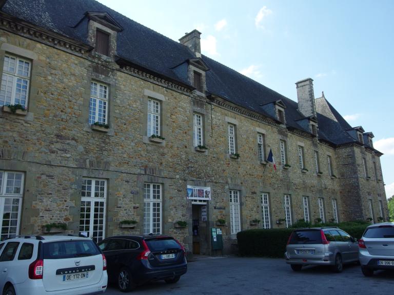 Abbaye de chanoines réguliers de Saint Augustin, actuellement église paroissiale Notre Dame, presbytère et mairie (Paimpont)