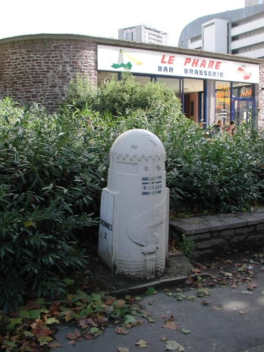 Borne routière, avenue Général-George-S.-Patton (Rennes)