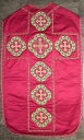 Ornement rouge : chasuble, étole, voile de calice, manipule, bourse de corporal